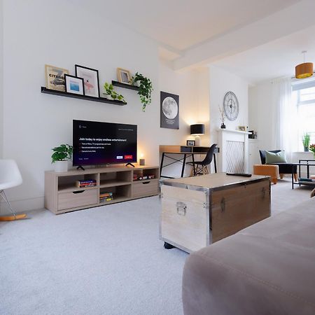 Stayright 3 Bed Home Near Hiking Trails & Parks Llwynypia Εξωτερικό φωτογραφία