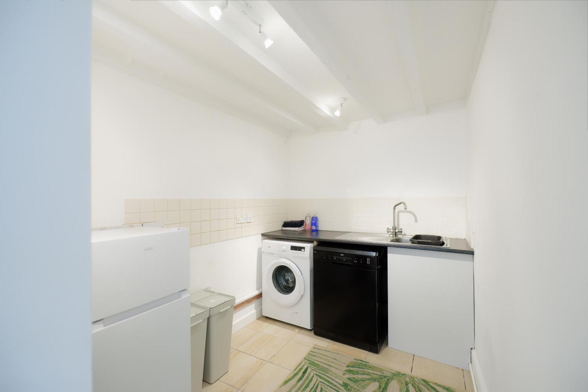 Stayright 3 Bed Home Near Hiking Trails & Parks Llwynypia Εξωτερικό φωτογραφία