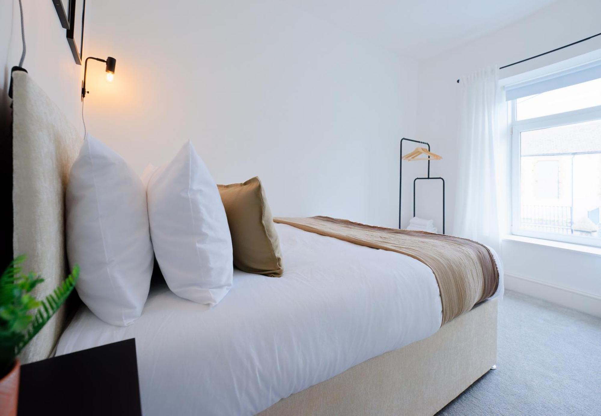 Stayright 3 Bed Home Near Hiking Trails & Parks Llwynypia Εξωτερικό φωτογραφία
