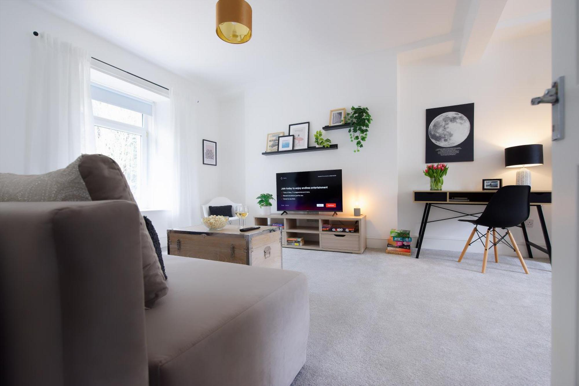 Stayright 3 Bed Home Near Hiking Trails & Parks Llwynypia Εξωτερικό φωτογραφία